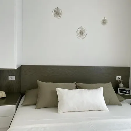 Quiet Corner Apartment *